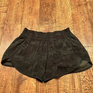 Lululemon Track that lined 3” size 8